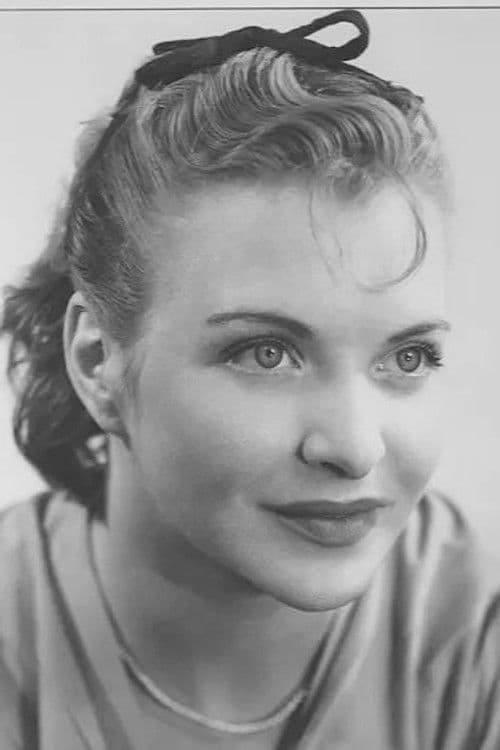 Line Renaud as Mamie in Chaos