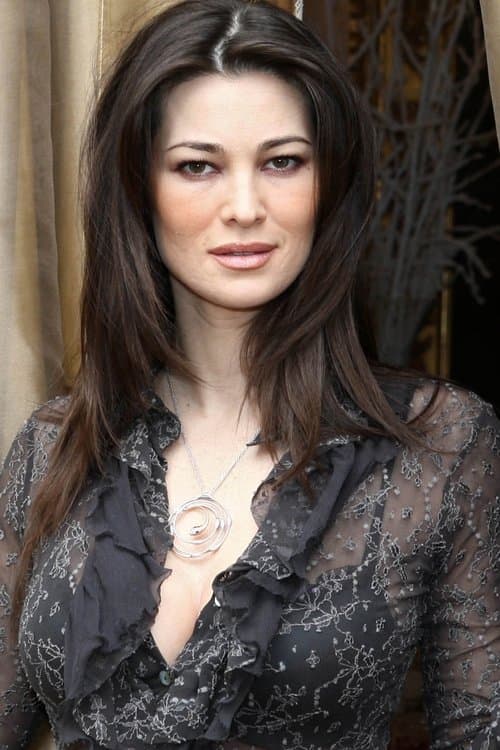 Manuela Arcuri as Mara in Bagnomaria