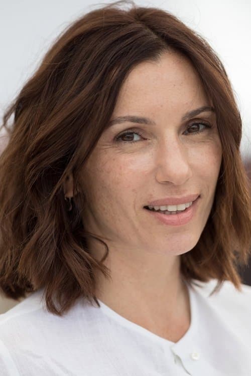 Aure Atika as Isabelle Mercier in 10 Days with Dad