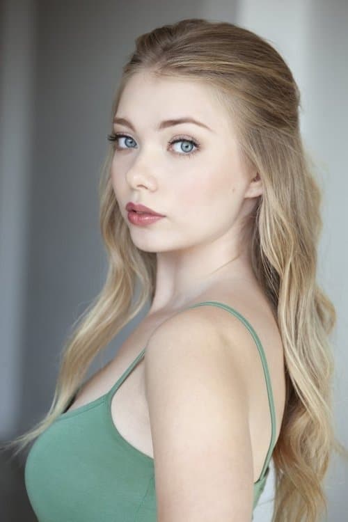 Emilia McCarthy as Taylor Dean in Zapped