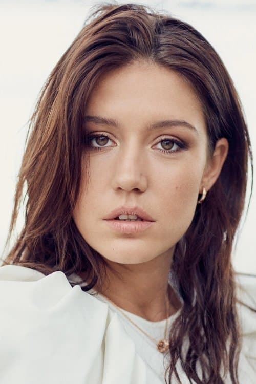 Adèle Exarchopoulos as Nora in The Stronghold