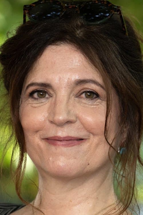 Agnès Jaoui as Betty Ménard in Family Resemblances