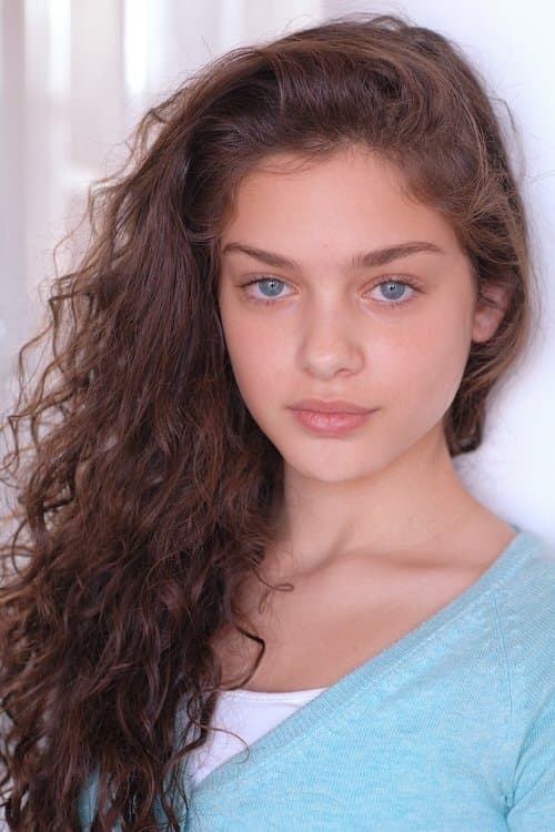 Odeya Rush as Lacy Westman in The Bachelors