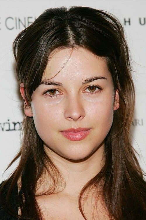 Amelia Warner as Alyssa in The Echo