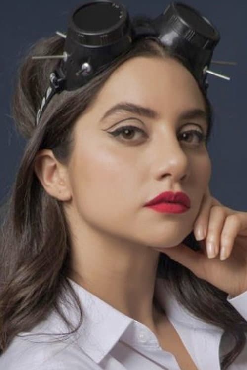 Gimena Gómez as Estela in Misfit