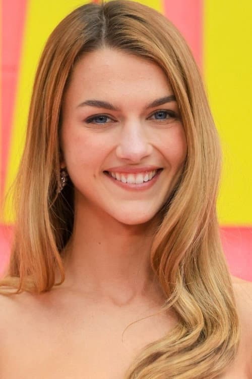 Chloe East as Jessica Darling in Jessica Darling's It List