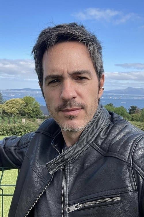 Mauricio Ochmann as Santiago in A la mala