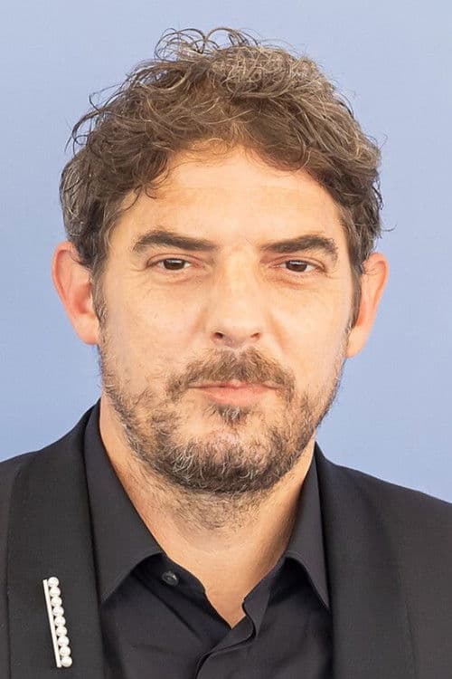 Damien Bonnard as Jean Tinguely in Niki