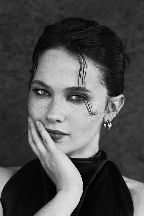 Cailee Spaeny as Amara Namani in Pacific Rim: Uprising