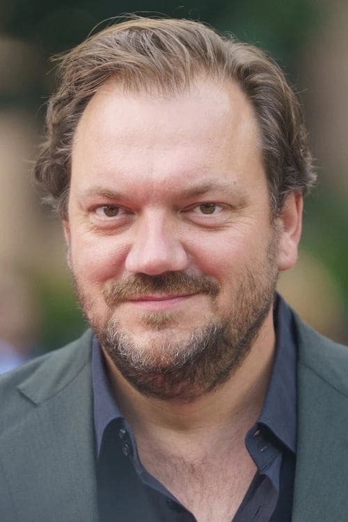 Charly Hรผbner as Robert Lebeck in 3 Days in Quiberon