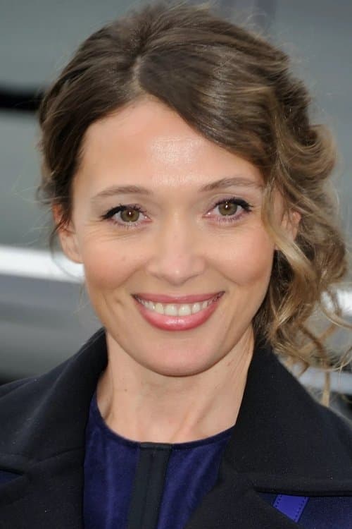 Anne Marivin as Nadia in No Filter
