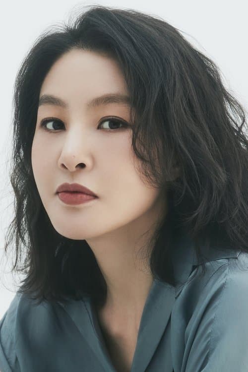 Park Ji-young as King's Mother in The Concubine