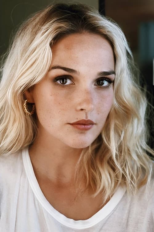 Camille Lou as รlodie in New Biz in the Hood