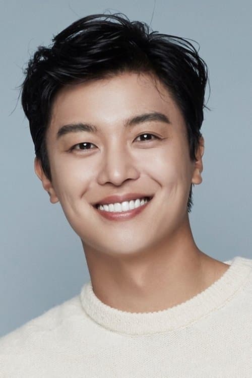 Yeon Woo-jin as Mu-kwang in Serve the People