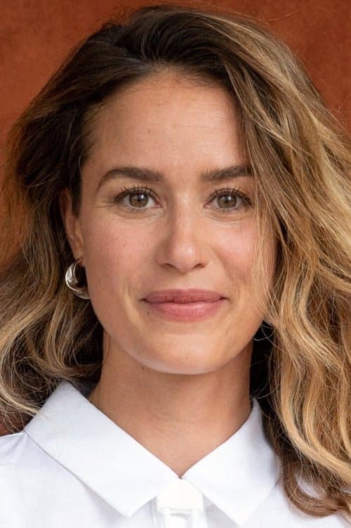 Alice David as Lauren in Demi-sœurs