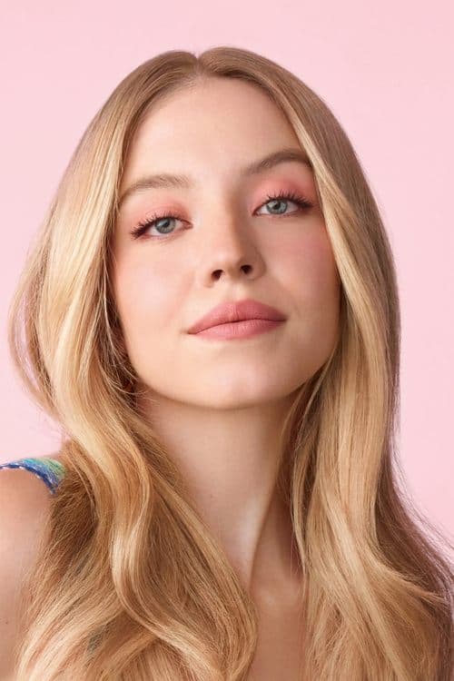 Sydney Sweeney as Claire Garrett in Echo Valley
