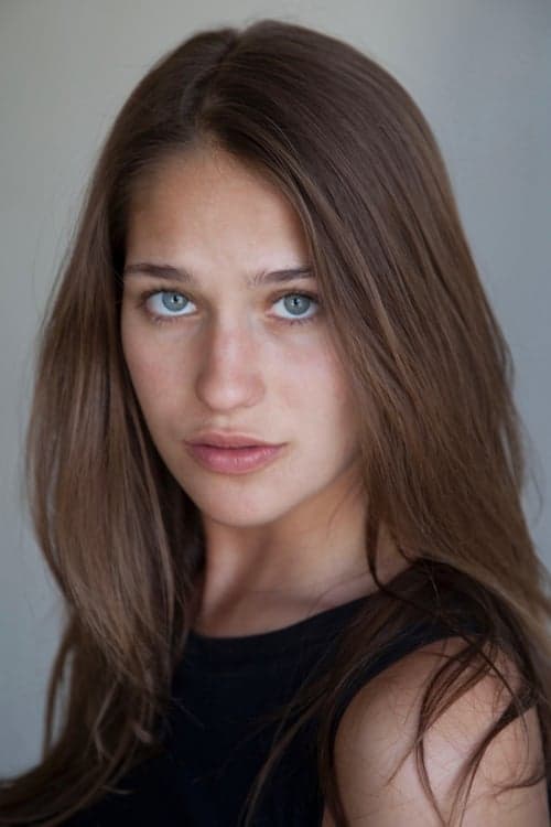 Lola Kirke as Kim in Lost Girls